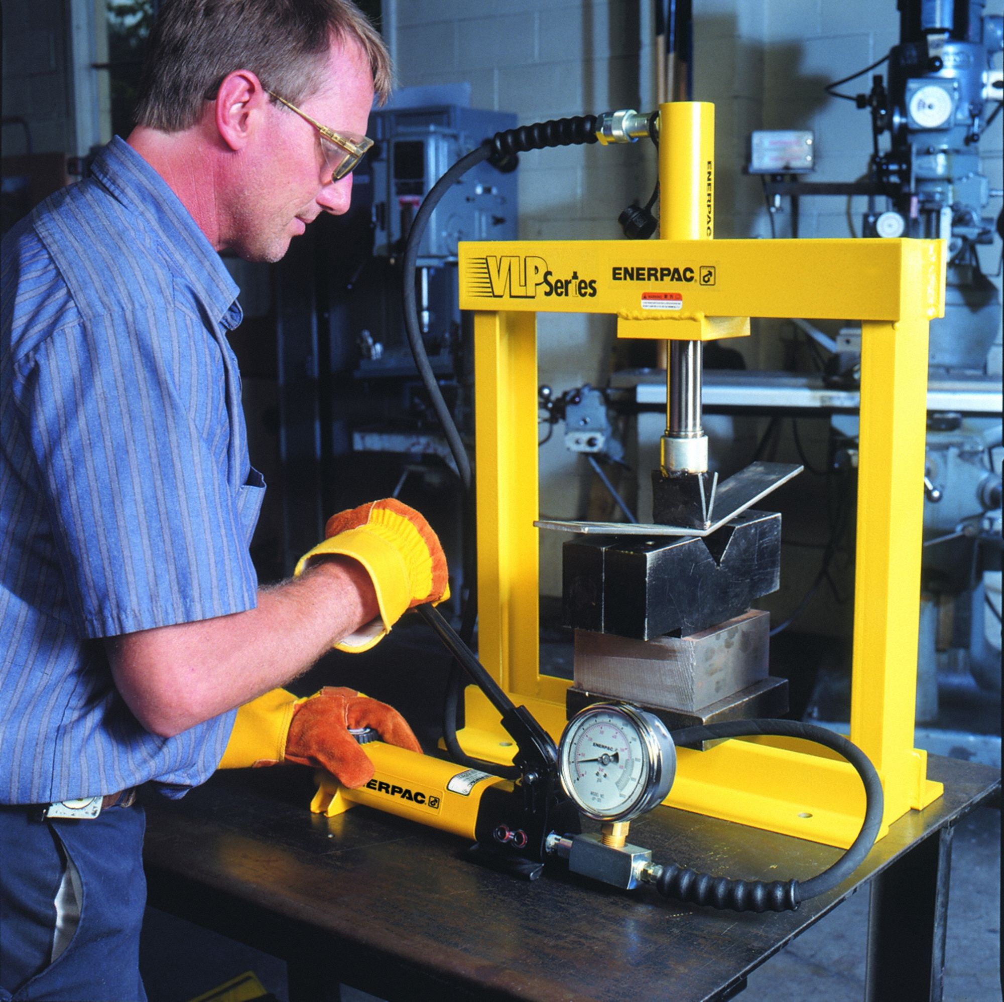 Hydraulic Force: 10, 000 psi, 1/4 in NPTF, Lower Back, GA3, GF