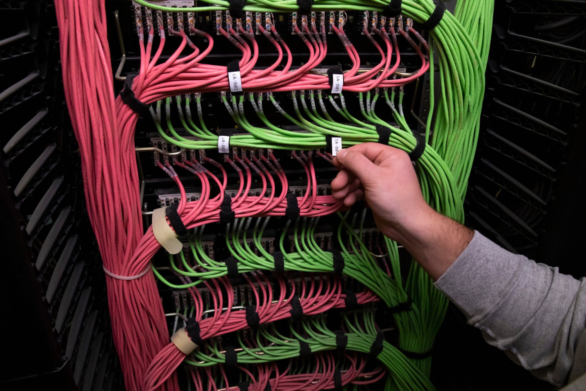 Wraparound Label: P-Shaped, 1 3/16 in x 25/32 in, Polypropylene, White ( Gloss )